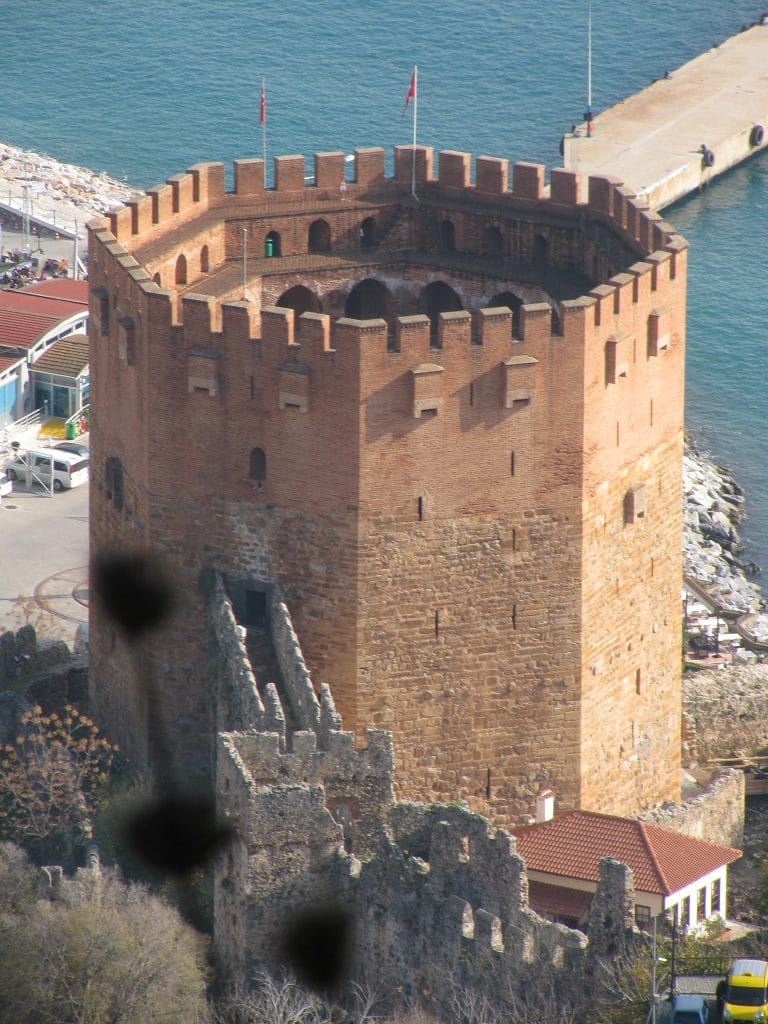 Der rote Turm in Alanya von Westen.