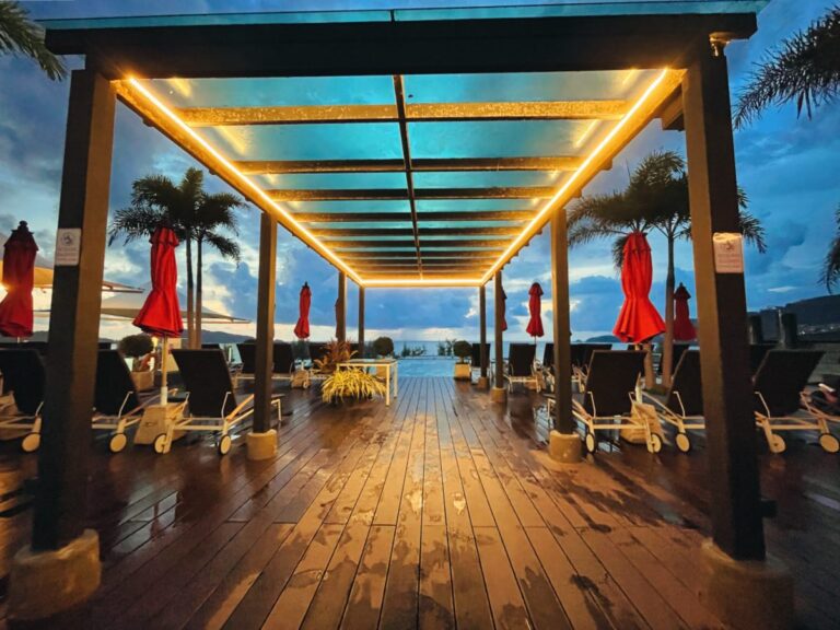 Dachterrasse und Poolbar des The Charm Resort am Patong Beach