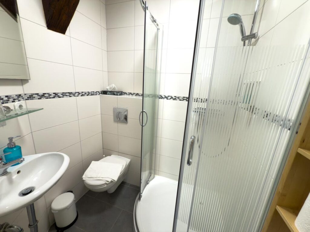 Bad meines Zimmers im Hotel Schatthaus