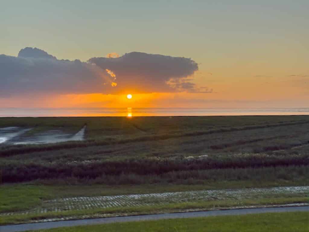 Deichlandschaft in Greetsiel bei Sonnenuntergang