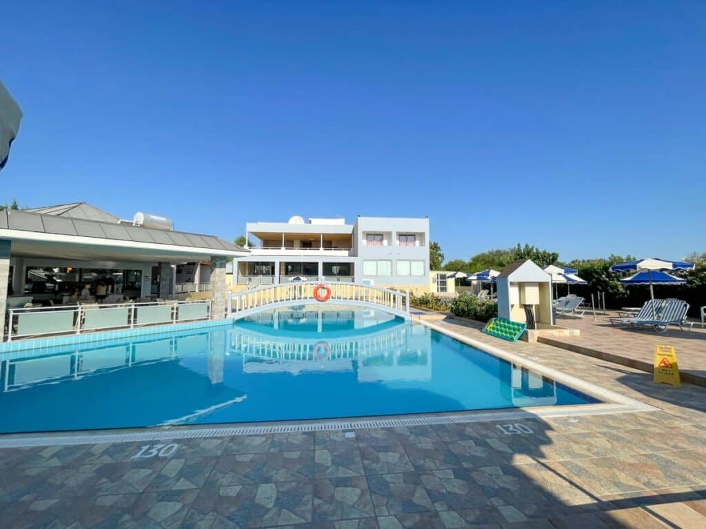 Pool im Memphis Beach Hotel