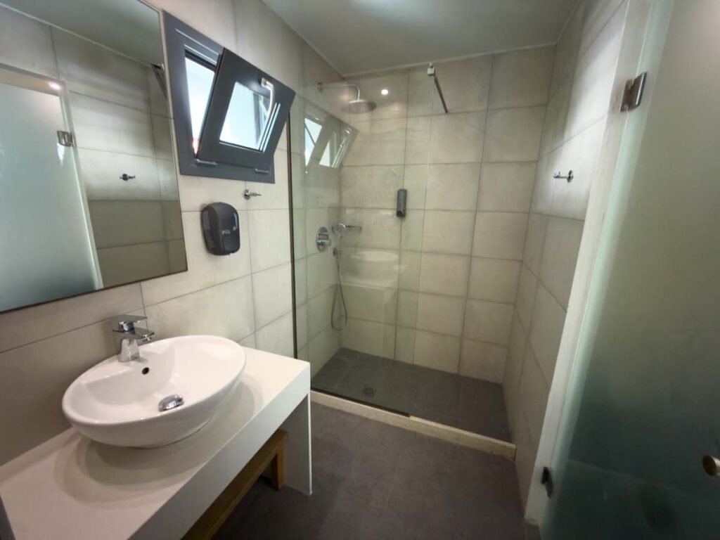 Badezimmer im Pollis Hotel in Chersonissos
