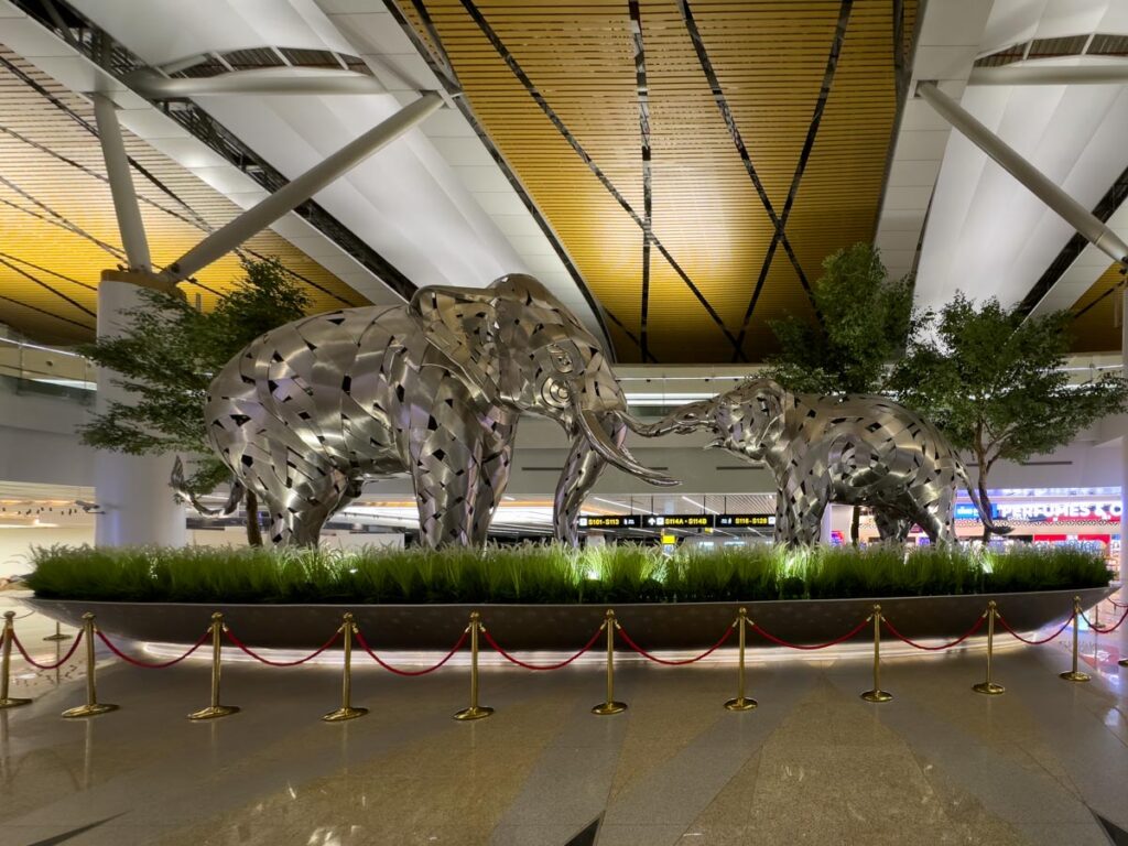 Kunst im neuen Terminal am Flughafen Bangkok