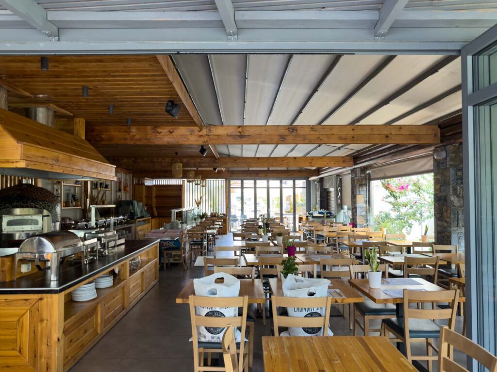 Speisesaal im Pollis Hotel in Chersonissos mit begrenzten Sitzplätzen