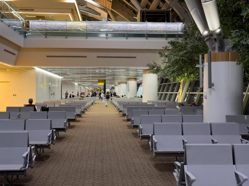 Wartebereich im neuen Sat1 am Flughafen Bangkok